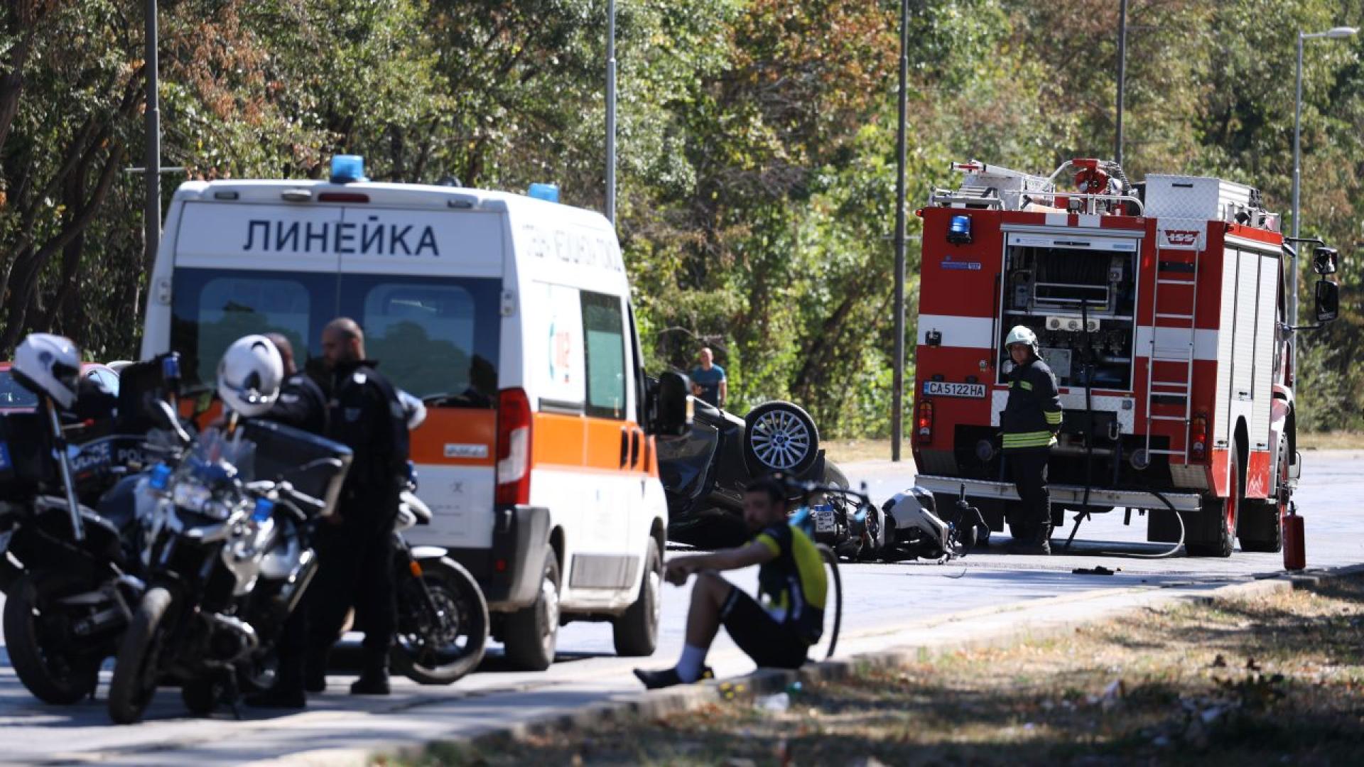 Trafik kazası yeri — ambulans, itfaiye ve polis