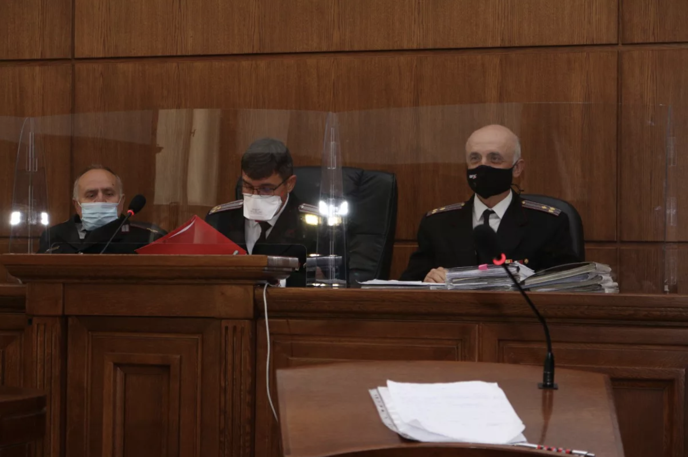 Askerî mahkeme — duruşmada hâkimler ve savcı